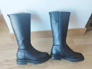 Botas negras y altas para niña. Talla 29.