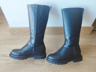 Botas negras y altas para niña. Talla 29.