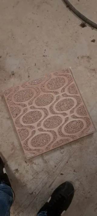 Losa de terrazo de hormigón con diseño.