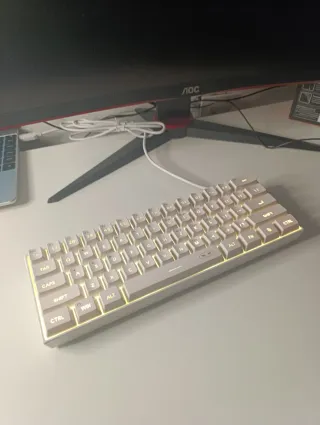 Teclado gaming compacto blanco. RGB personalizable