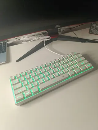 Teclado gaming compacto blanco. RGB personalizable