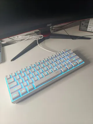 Teclado gaming compacto blanco. RGB personalizable
