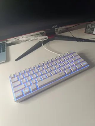 Teclado gaming compacto blanco. RGB personalizable