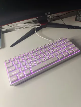 Teclado gaming compacto blanco. RGB personalizable