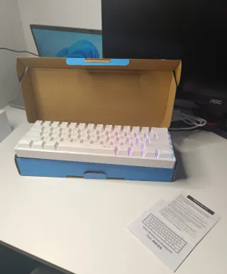 Teclado gaming compacto blanco. RGB personalizable