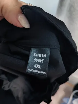 Blusa negra abullonada con lazada