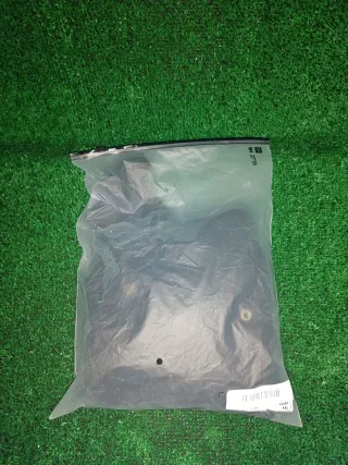 Blusa negra abullonada con lazada