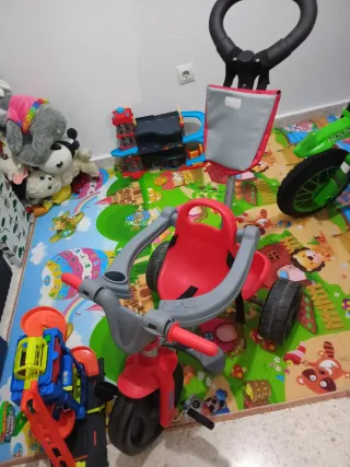 Triciclo Feber Rojo y Gris