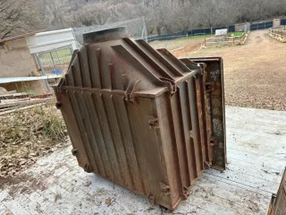 Caset de leña metálico