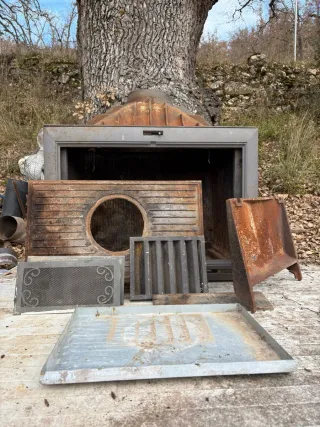 Caset de leña metálico