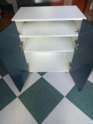 Mueble de madera lacado en verde azulado