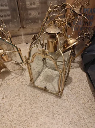 Lámparas de pared y techo doradas