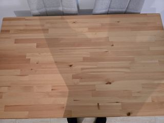 Mesa de comedor madera clara y blanca