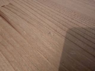 Mesa de comedor madera clara y blanca