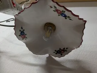 Lampadario con piatti in porcellana decorata