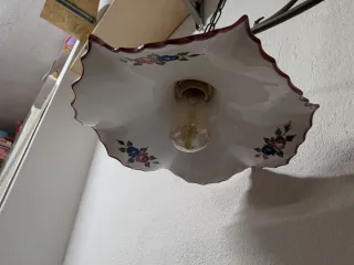 Lampadario con piatti in porcellana decorata