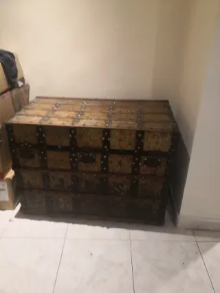 Baúl antiguo madera y metal