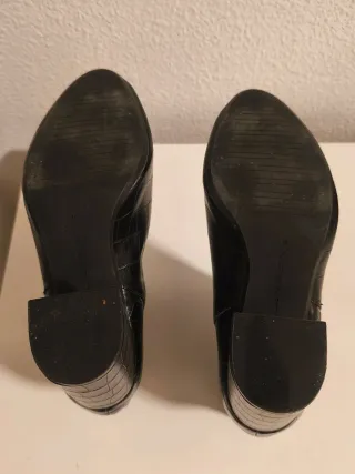 Botines negros con cremallera y tacón