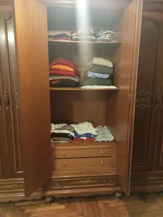 Armario grande de madera