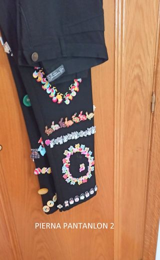 Traje completo negro con adornos de botones