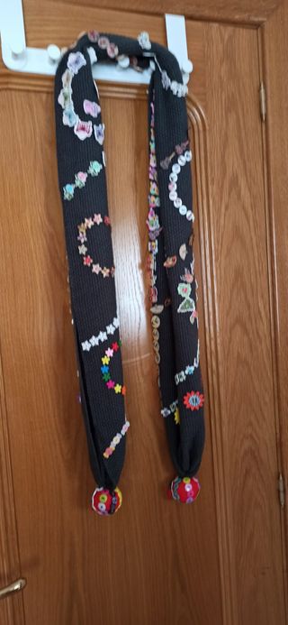 Traje completo negro con adornos de botones