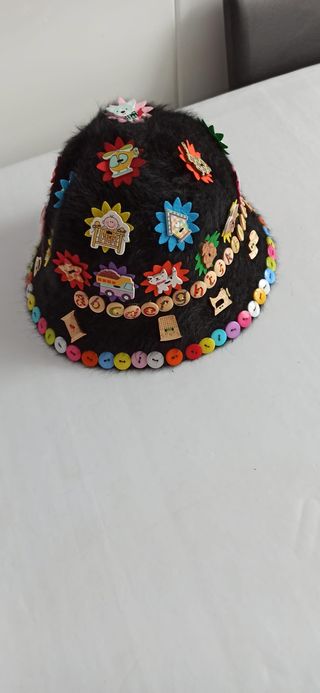 Traje completo negro con adornos de botones