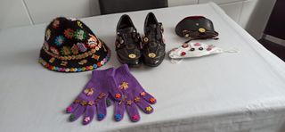 Traje completo negro con adornos de botones