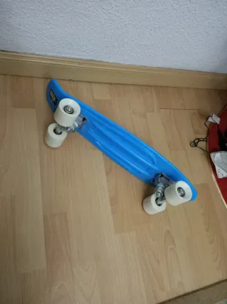 Patinete azul con diseño de ojo