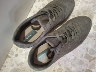 Botines grises ambas con un poco de plataforma.