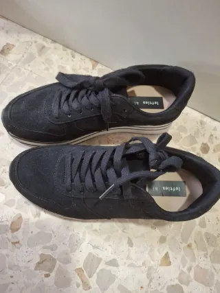 Botines grises ambas con un poco de plataforma.