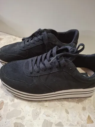 Botines grises ambas con un poco de plataforma.