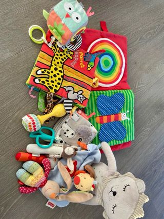 Juguetes variados para bebé