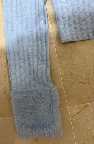 Jersey azul con cuello y puños de pelo