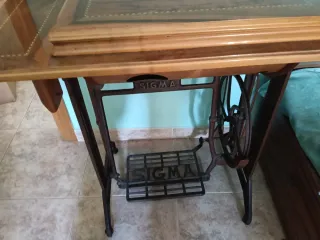 Máquina de coser Sigma con mueble