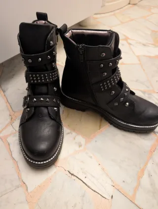 Stivaletti neri con borchie e fibbie