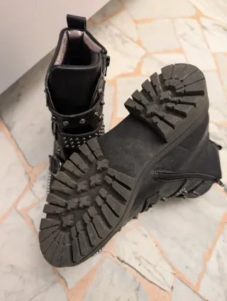 Stivaletti neri con borchie e fibbie