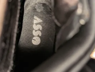 Stivaletti neri con borchie e fibbie