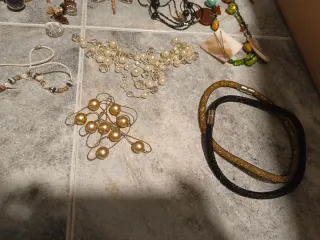 Lote bisutería: pulseras y collares