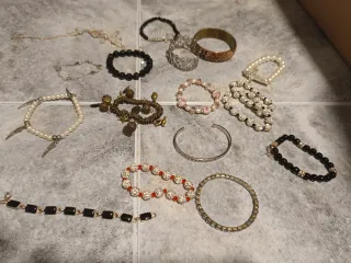 Lote bisutería: pulseras y collares