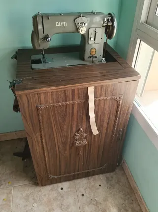 Máquina de coser Alfa antigua eléctrica