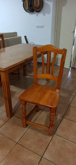 Mesa de comedor y 4 sillas de madera
