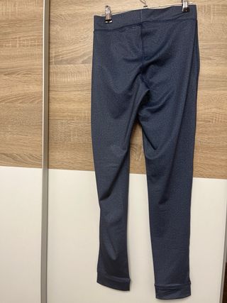 Leggings grises con mensaje rosa