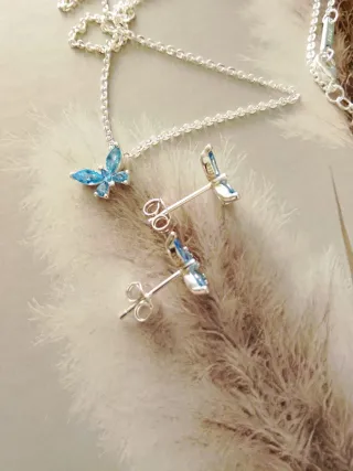 Collar y pendientes azul