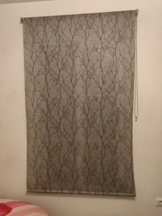 Estor enrollable con estampado de ramas