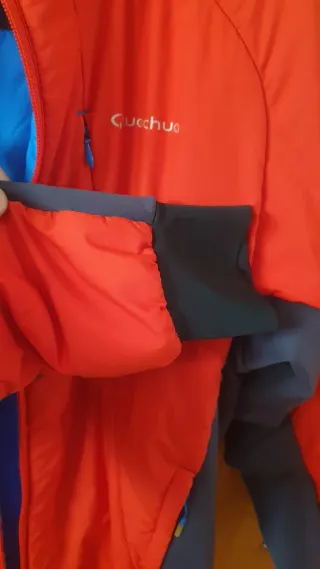 Chaqueta Quechua Aeróbica Roja y Azul.