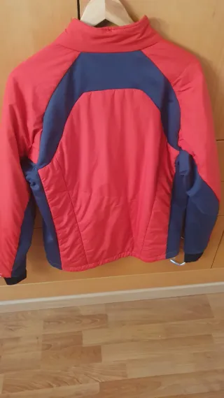 Chaqueta Quechua Aeróbica Roja y Azul.