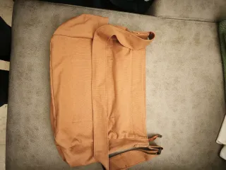 Bolso de color mostaza con múltiples bolsillos