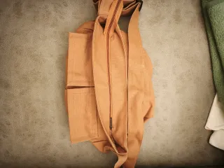 Bolso de color mostaza con múltiples bolsillos