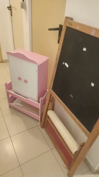 Pizarra, armario y camita para muñecas