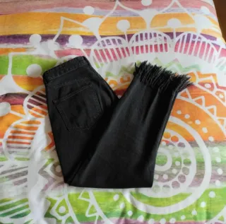 Vaqueros Pull&Bear negros con flecos